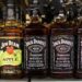 Jim Beam- und Jack Daniel's-Flaschen in einem Supermarkt-Regal