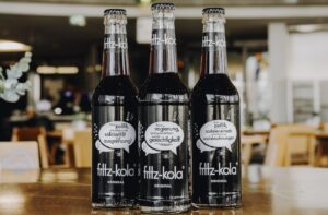 Foto von drei Fritz-Kola-Flaschen