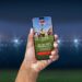 Foto einer Hand mit einem Mobiltelefon. Auf dem Bildschirm ist die Startseite der Fußballwelt zu sehen.