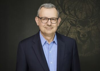 Porträt Frederic Pflanz vor Jägermeister-Logo
