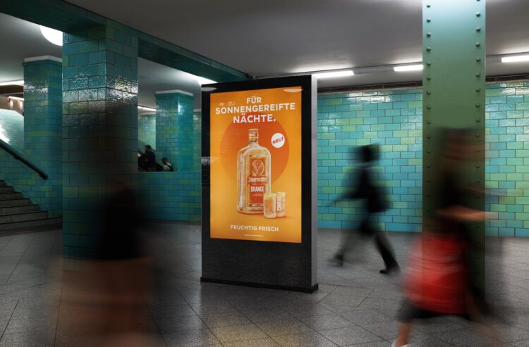 Beleuchtetes Plakat für Jägermeister Orange in einer U-Bahn