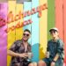 Lars Steinhöfel und Mirielle Boho vor einer Wand im Regenbogendesign mit dem Schriftzug "Stolichnaya Vodka"