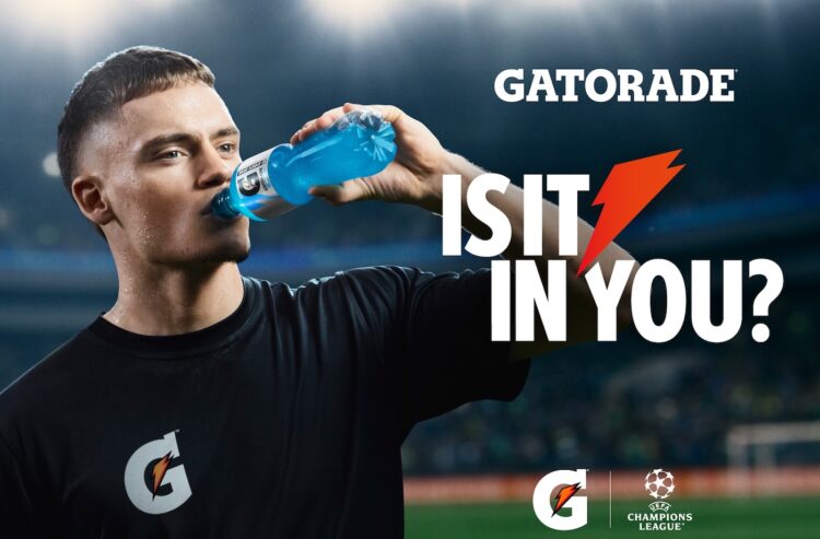 Kampagnenmotiv mit Florian Wirtz, der aus einer Gatorade-Flasche trinkt