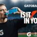 Kampagnenmotiv mit Florian Wirtz, der aus einer Gatorade-Flasche trinkt
