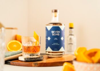 Stillleben mit einer Flasche Seven Sons Whisky und einem Glas Old Fashioned