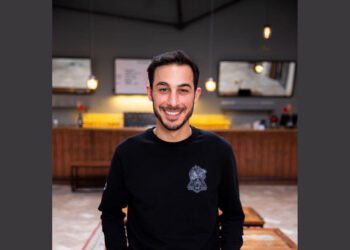 Dominik Tosch, vor einer Bar stehend