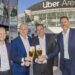 Foto der Vertragspartner vor der Uber Arena