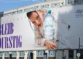 In der neuen Kampagne „Bleib durstig“ wirbt die Künstlerin Nina Chuba für Vöslauer. (Foto: Vöslauer)