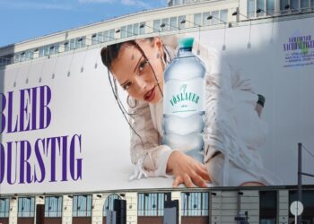 In der neuen Kampagne „Bleib durstig“ wirbt die Künstlerin Nina Chuba für Vöslauer. (Foto: Vöslauer)