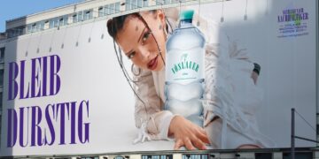 In der neuen Kampagne „Bleib durstig“ wirbt die Künstlerin Nina Chuba für Vöslauer. (Foto: Vöslauer)