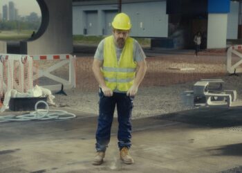 Bauarbeiter auf einer Baustelle, dem der Presslufthammer fehlt