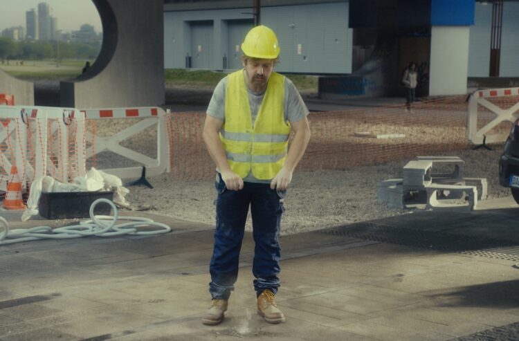Bauarbeiter auf einer Baustelle, dem der Presslufthammer fehlt