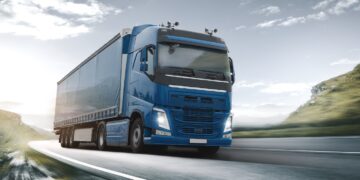 Foto von LKW auf einer Landstraße on Tour