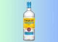 Eine Flasche Finsburg 0,0 vor einem Hintergrund, der von Grün nach Blau verläuft