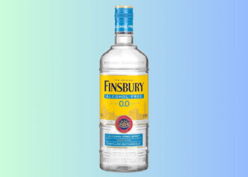 Eine Flasche Finsburg 0,0 vor einem Hintergrund, der von Grün nach Blau verläuft
