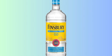 Eine Flasche Finsburg 0,0 vor einem Hintergrund, der von Grün nach Blau verläuft