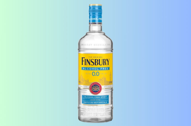 Eine Flasche Finsburg 0,0 vor einem Hintergrund, der von Grün nach Blau verläuft