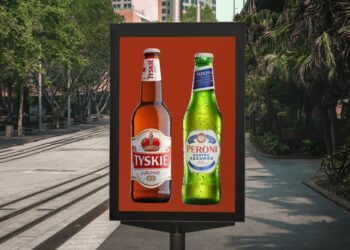 Foto eines Werbeplakats mit einer Flasche Tyskie und einer Flasche Peroni