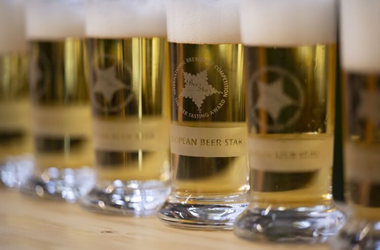 Foto von Biergläsern mit dem Logo des European Beer Stars