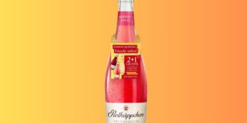 Eine Flasche Rotkäppchen Fruchtsecco Granatapfel mit einem Neckhanger, der auf die Sommeraktion hinweist