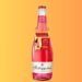 Eine Flasche Rotkäppchen Fruchtsecco Granatapfel mit einem Neckhanger, der auf die Sommeraktion hinweist