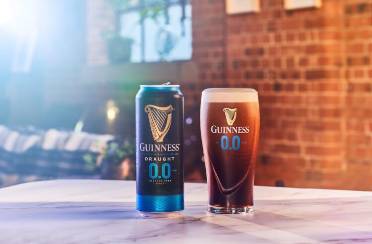 Eine Dose und ein Glas Guinness 0.0 vor einer Backsteinwand