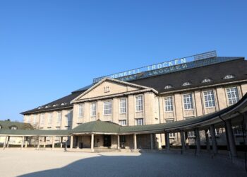 Der Stammsitz von Henkell-Freixenet in Wiesbaden - schlossartiges Gebäude vor blauem Himmel