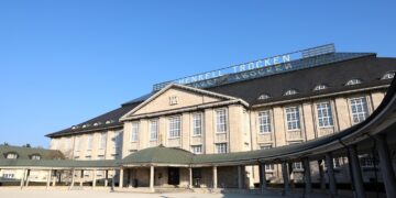 Der Stammsitz von Henkell-Freixenet in Wiesbaden - schlossartiges Gebäude vor blauem Himmel