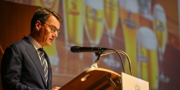 Foto von Dr. Jörg Lehmann am Rednerpult