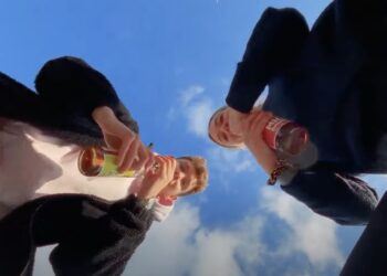 Ausschnitt aus dem Mio Mio-Spot: zwei junge Leute, aus der Froschperspektive fotografiert, trinken Mio Mio.