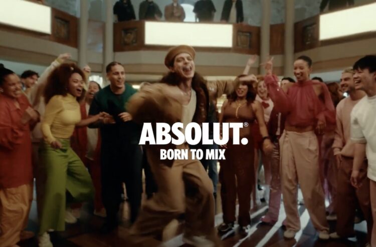 Ausschnitt aus dem Werbespot - tanzende junge Leute, in der Mitte der Slogan "Absolut. Born to Mix"