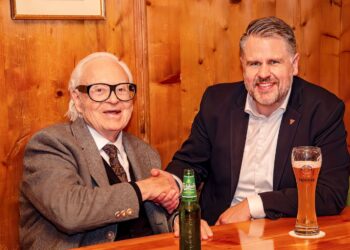 Foto von Werner Brombach und Mosegaard Fibiger bei der Vertragsunterzeichnung