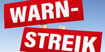 Rote Schilder mit weißer Schrift "Warnstreik"