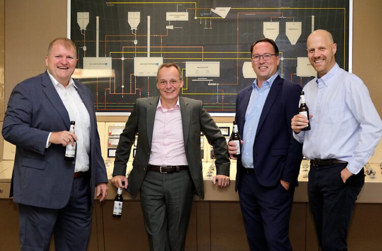 Erfreut über den Neubau (v.l.): Holger Wunsch (Ziemann Holvrieka), Guido Christiani (König-Brauerei), Florian Schneider (Ziemann Holvrieka), Dr. Matthias Baldus (König-Brauerei).