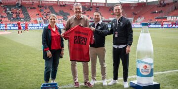 Claudia Ott (Sponsoring- und Eventmanagerin) und Markus Humpert (Geschäftsführer Frankenbrunnen) mit Florian Günzler (Geschäftsführer Finanzen und Organisation) und Julian Braun (Teamleiter Marketing & Key Account FCI) im Stadion
