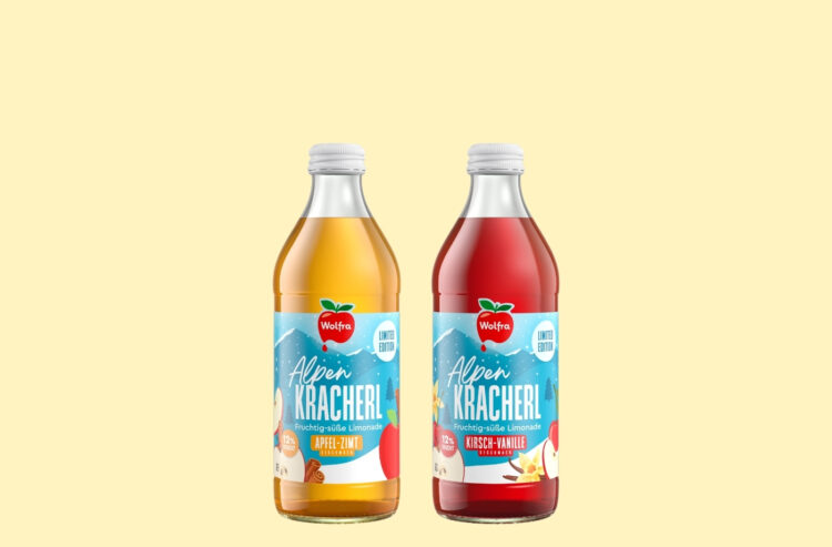 je eine Flasche Alpenkracherl Apfel-Zimt und Kirsch-Vanille