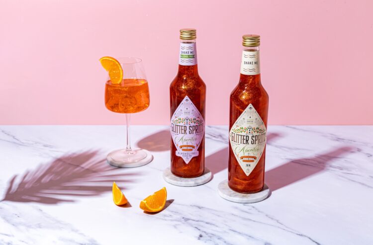 je eine Flasche Glitter Spritz mit und ohne Alkohol, dazu ein Spritzglas