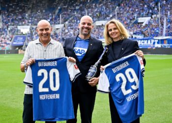 Uwe Schiller (links, Vertriebsleiter AHM Süd, Bitburger Braugruppe) mit Daniel Förderer und Janka Roggisch von der TSG Hoffenheim