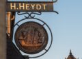 historisches Firmenschild von Heydt vor blauem Himmel
